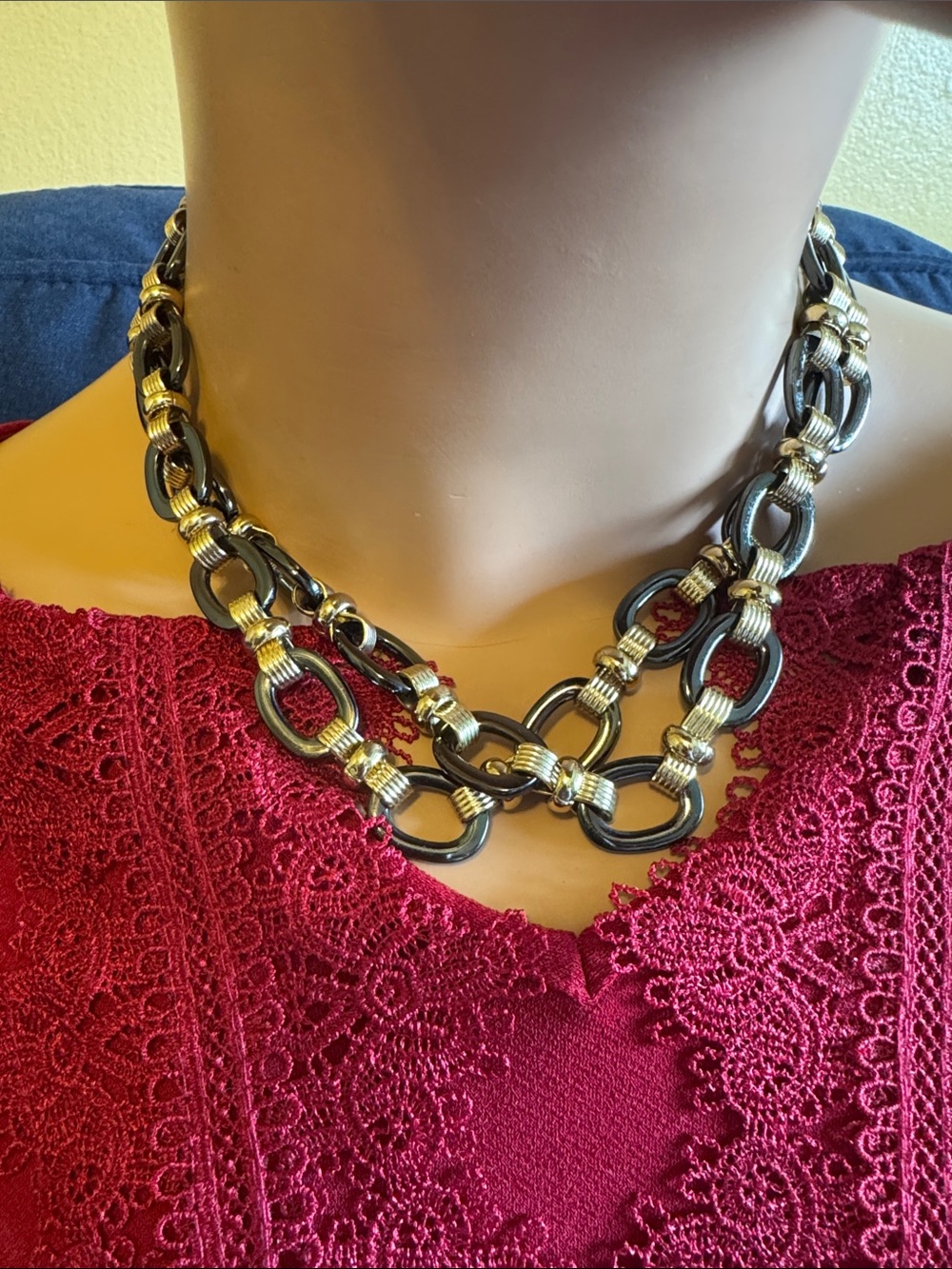 Classy and sharp chunky black and gold tone link necklace